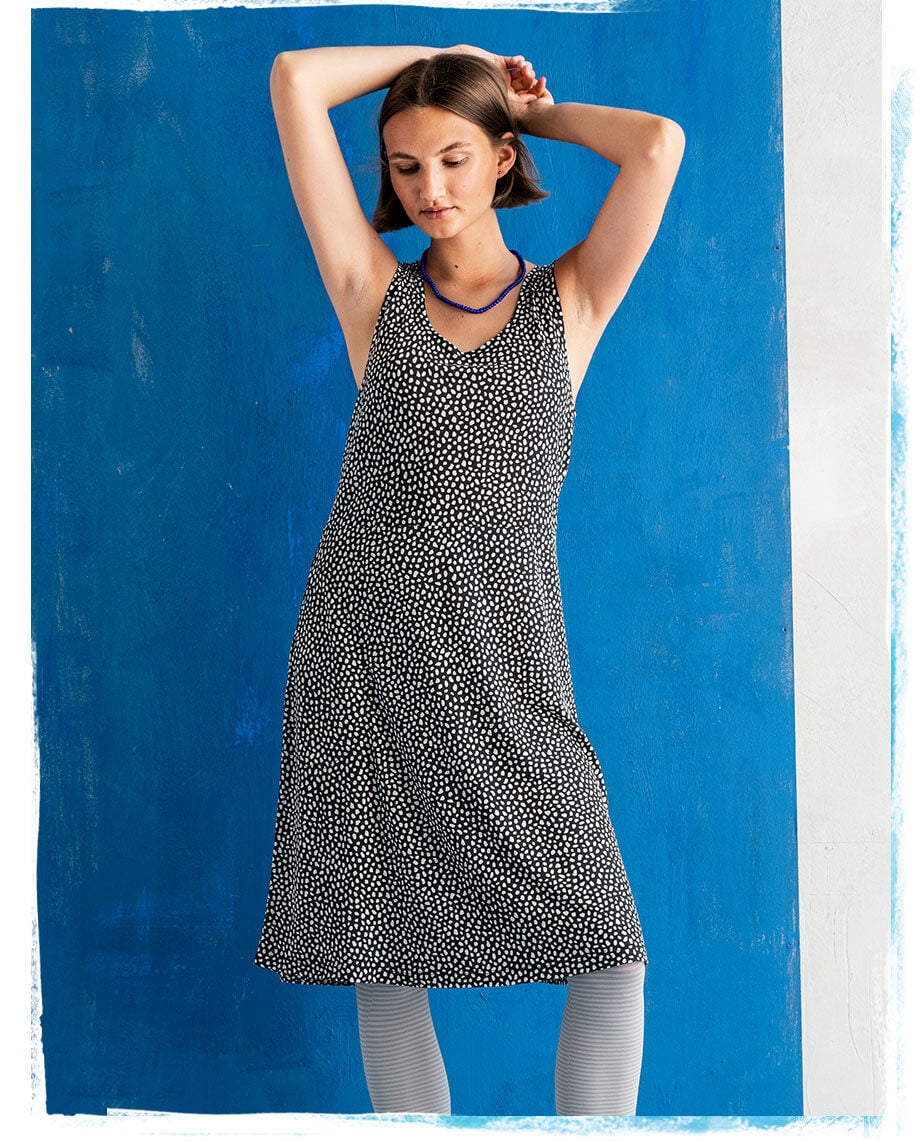 A cool dress with our fine-dot “Dripp” print.