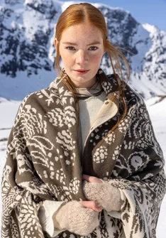 Strickdecke „Taiga“ aus Lammwolle - lehm