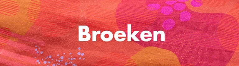Een bloemendessin met de tekst 'Broeken' in het wit.
