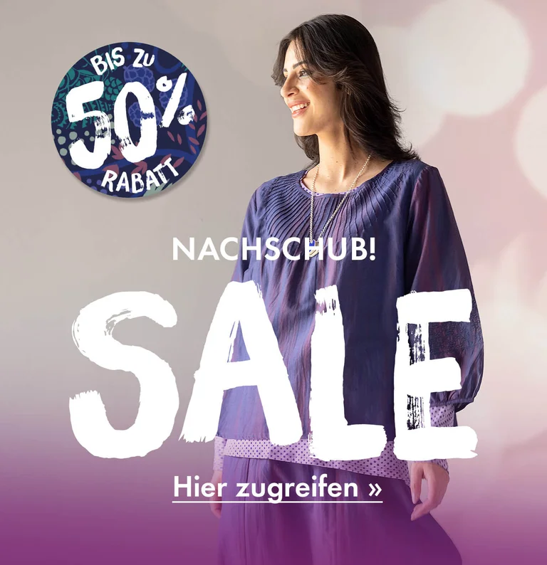 Eine Frau in farbstarker Mode von Gudrun Sjödén.