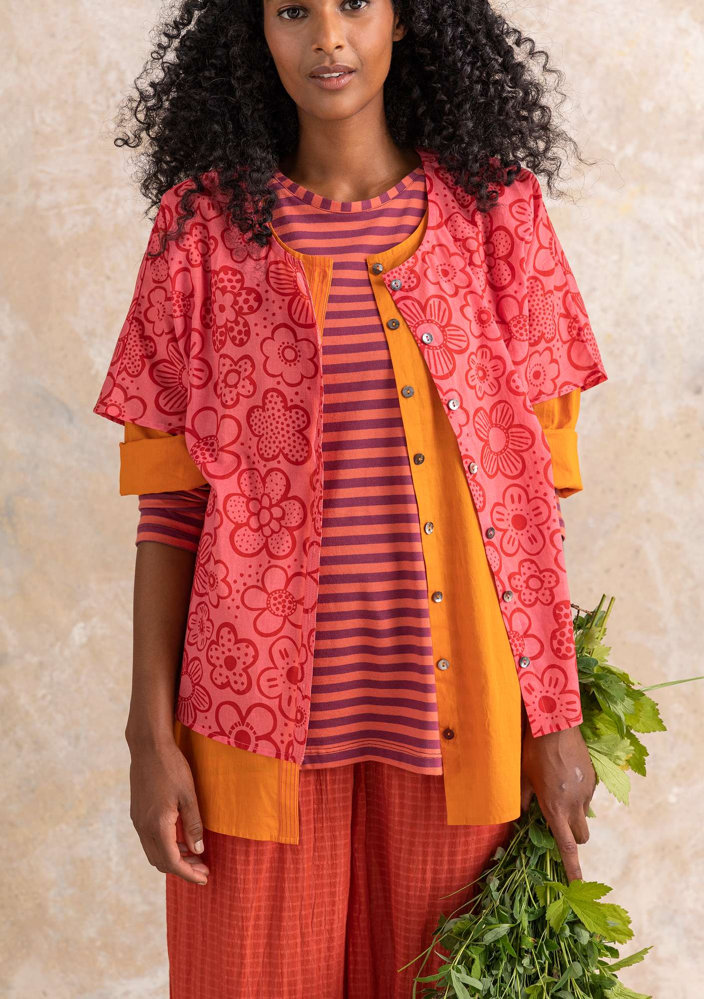 “Zoe” short-sleeve blouse in organic cotton flamingo/patterned thumbnail