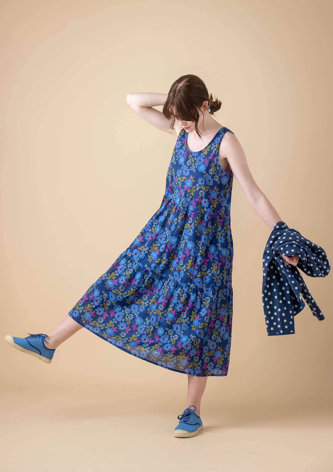 Vævet kjole i økologisk bomuld indigoblå thumbnail
