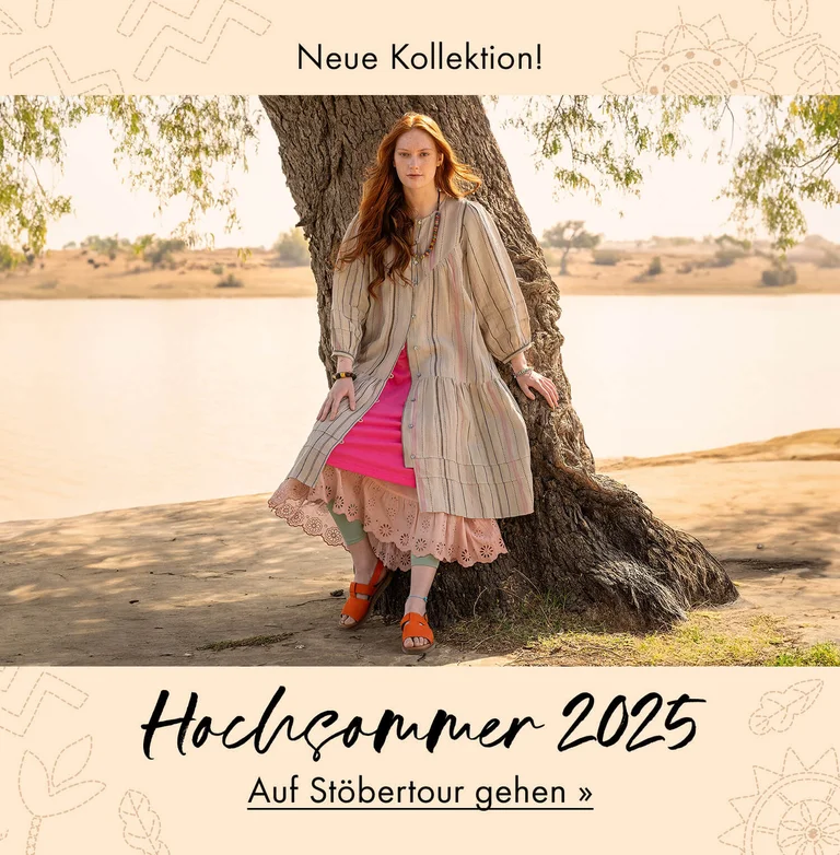 Eine Frau in einem gestreiften Leinenkleid von Gudrun Sjödén. 