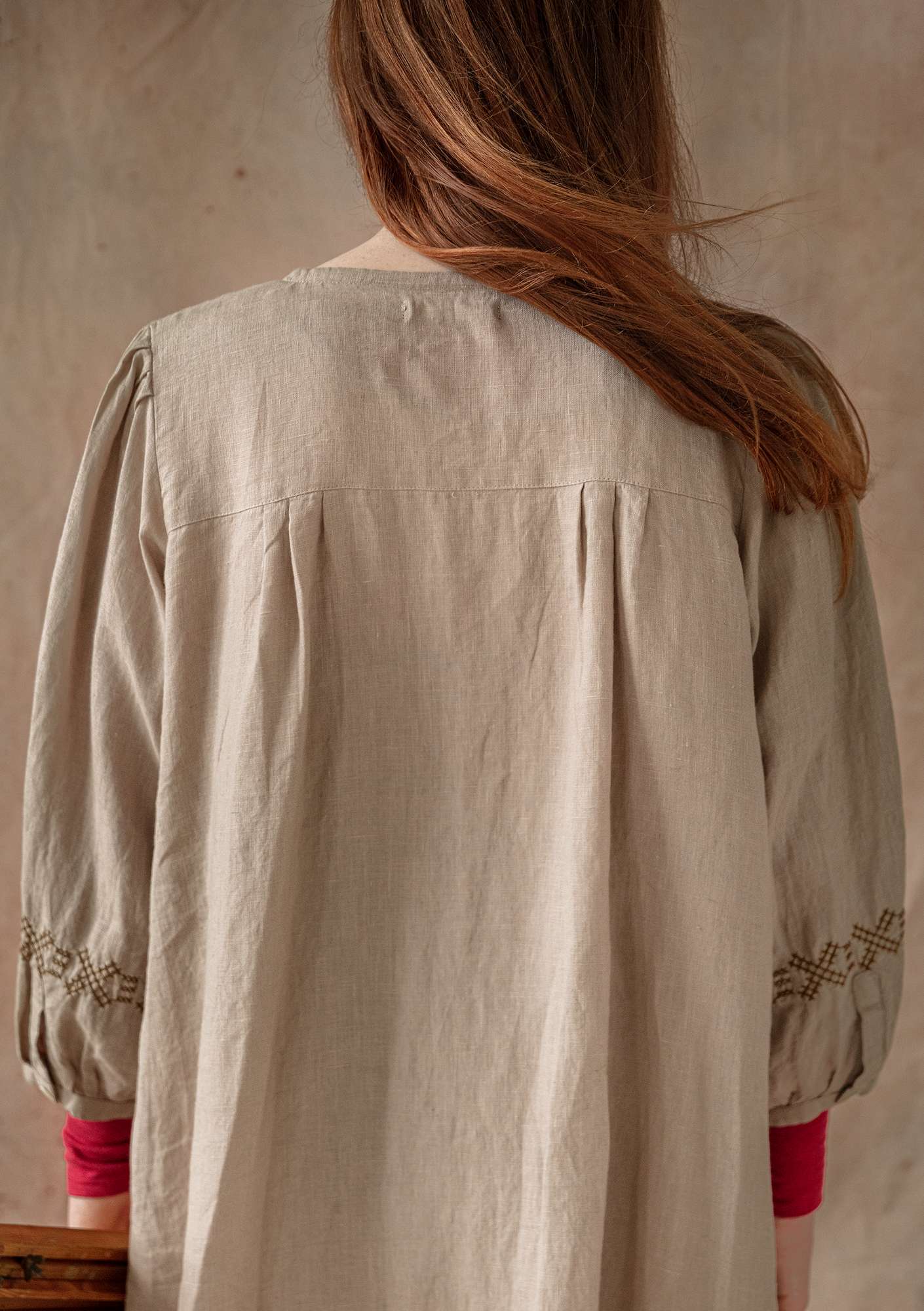 Longue chemise de peintre  Anna  en lin naturel foncé thumbnail