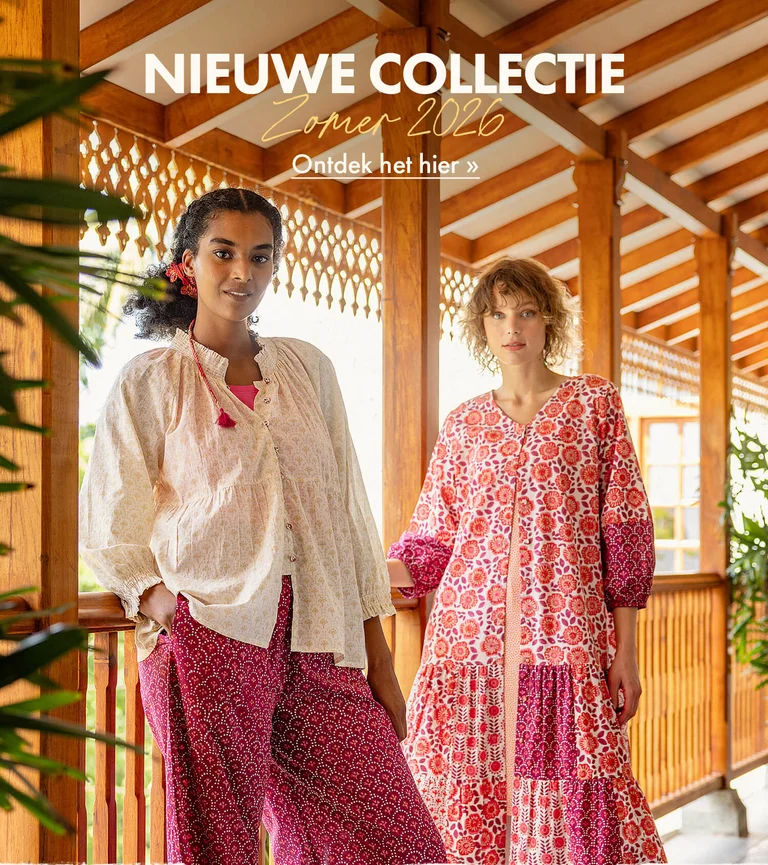 Twee vrouwen gekleed in geblokdrukte kleding in wit en rozerood van Gudrun Sjödén.