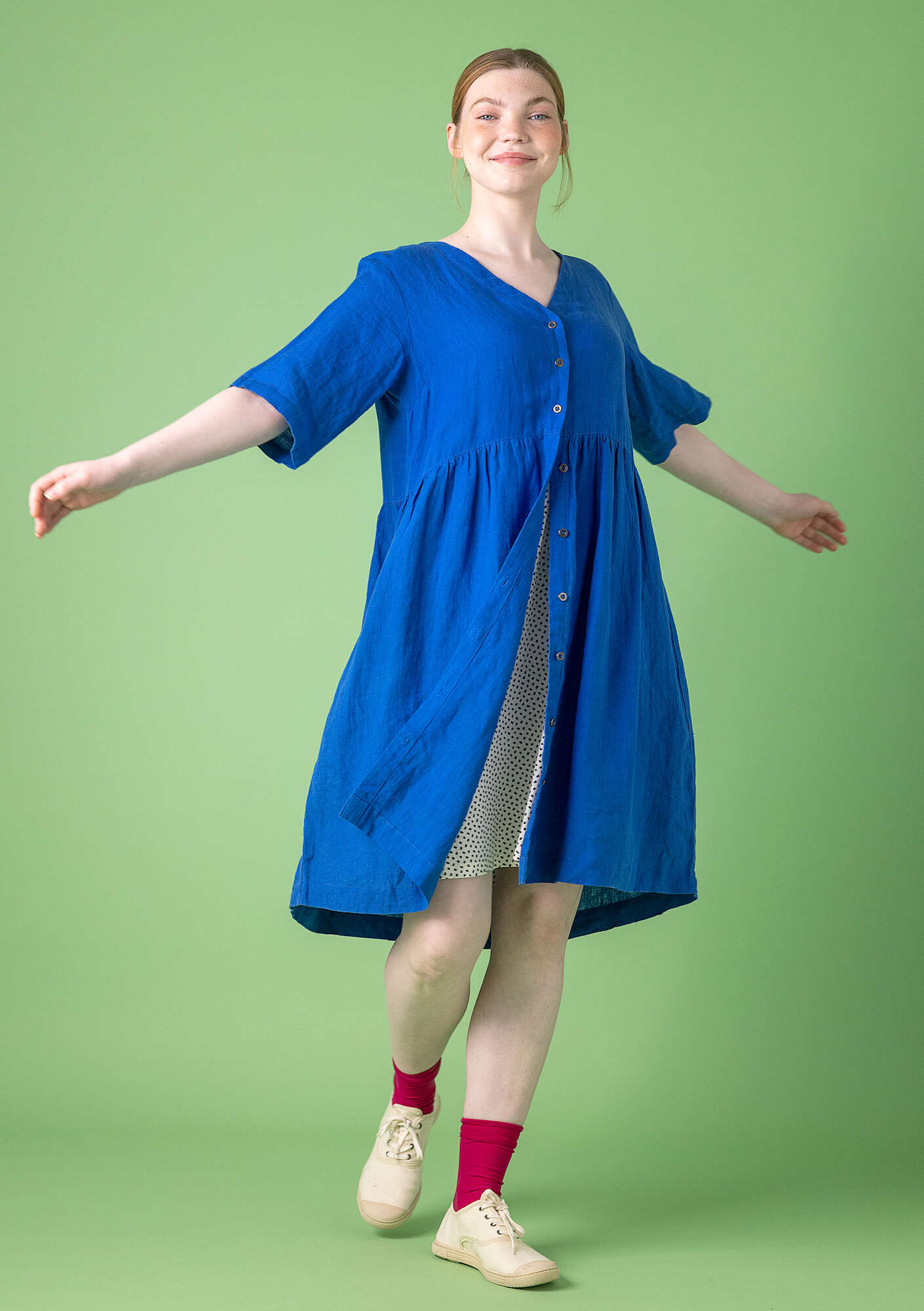 Vävd klänning i lin safirblå thumbnail