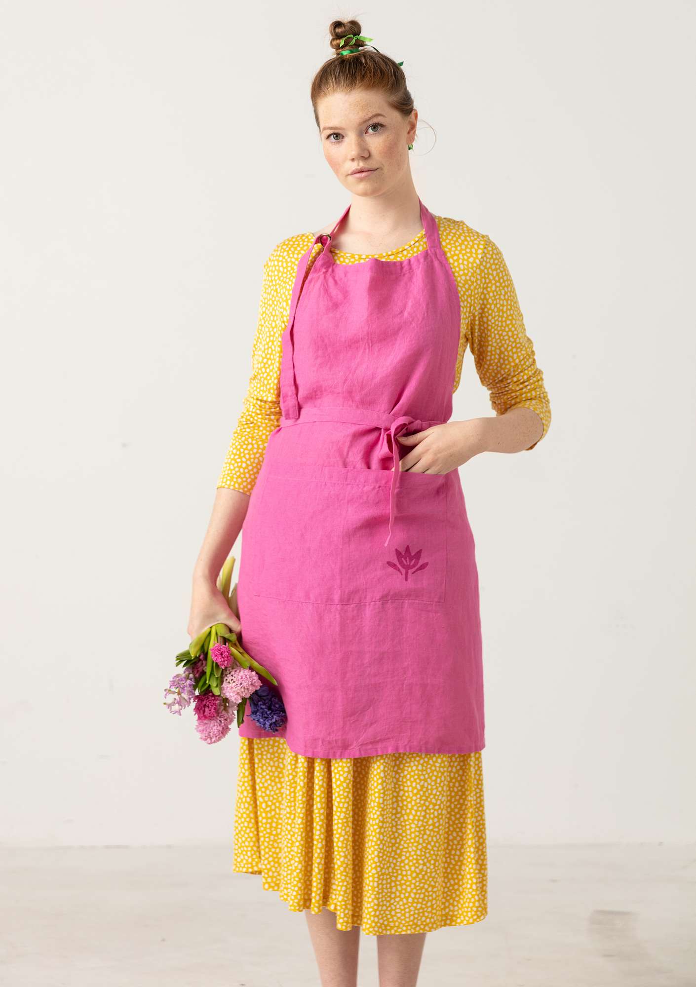 Apron in washed linen peony thumbnail