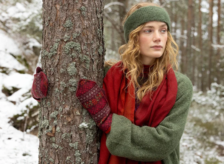 Eine Frau in Strickmode von Gudrun Sjödén.