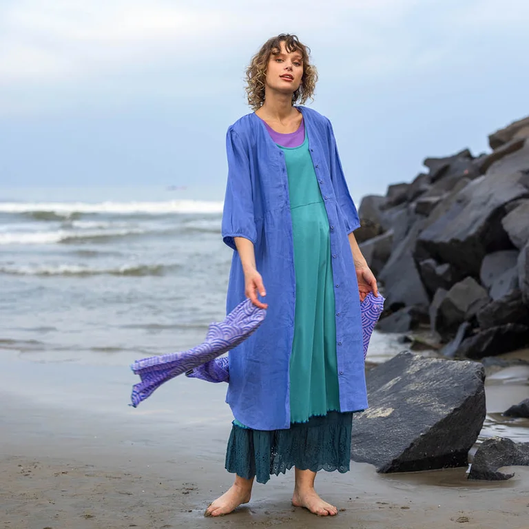 Eine Frau am Strand, im Lagenlook von Gudrun Sjödén.