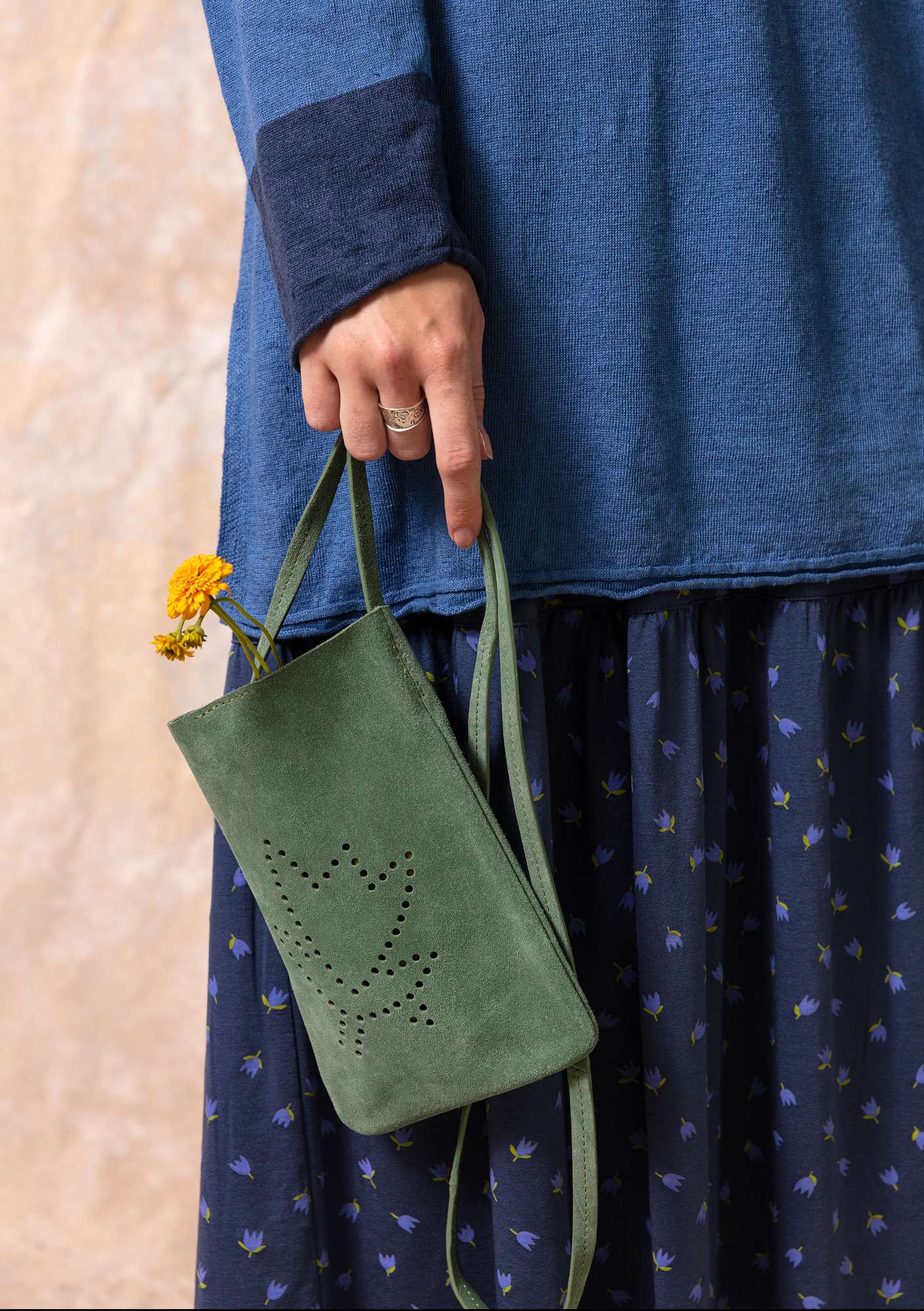 Tasche „Adena“ aus Veloursleder meeresgrün