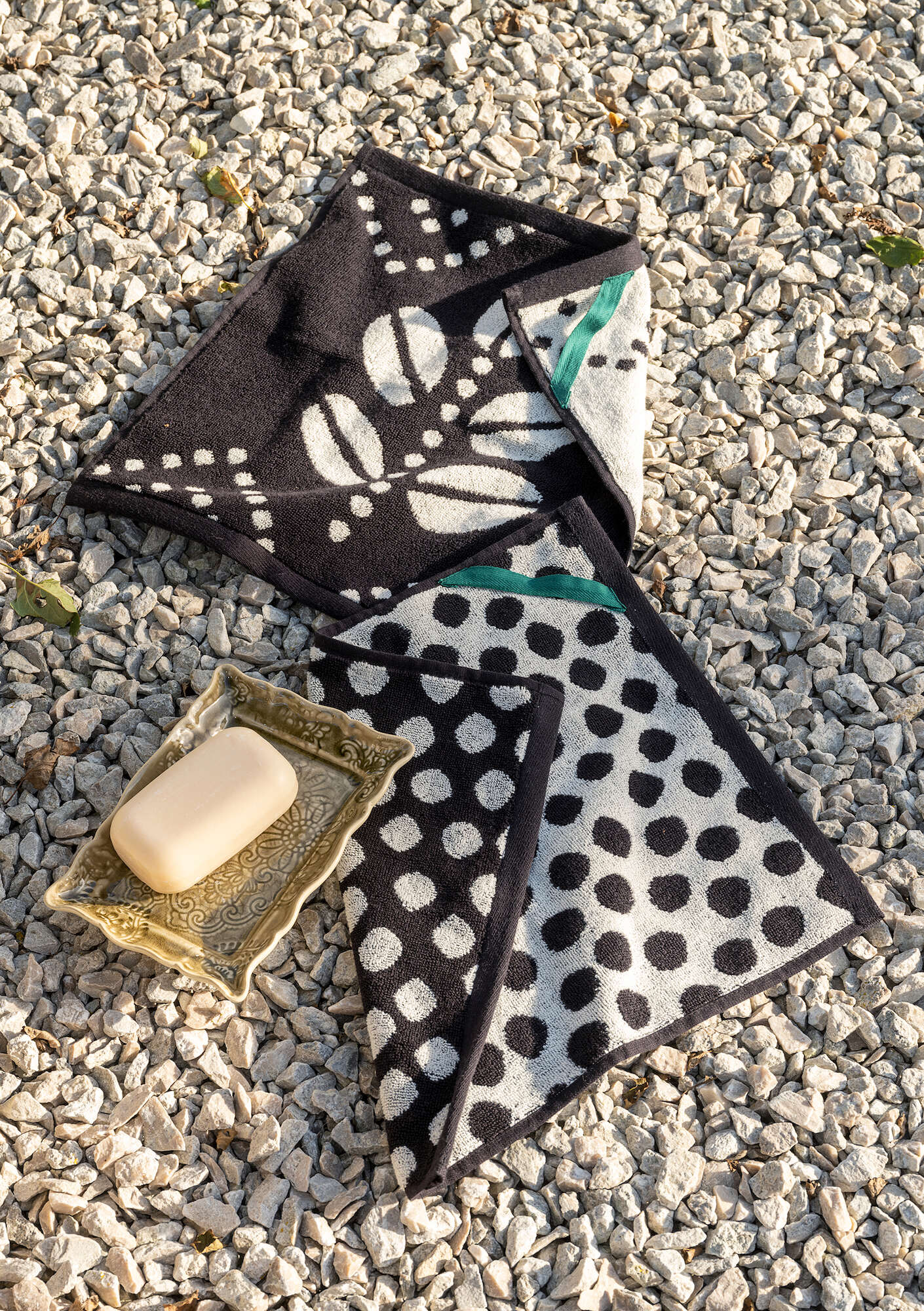 “Leafy” wash cloth 2-pack in organic cotton black thumbnail
