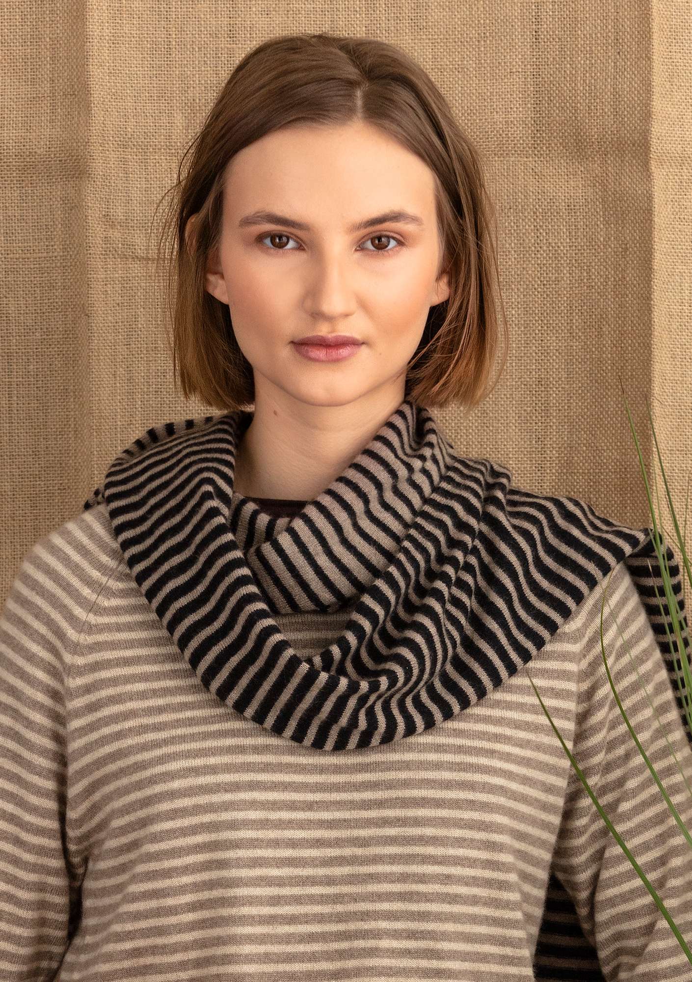 Knitted cashmere scarf black/light potato thumbnail