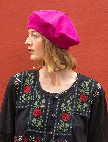Knitted beret in felted organic wool - kochenill