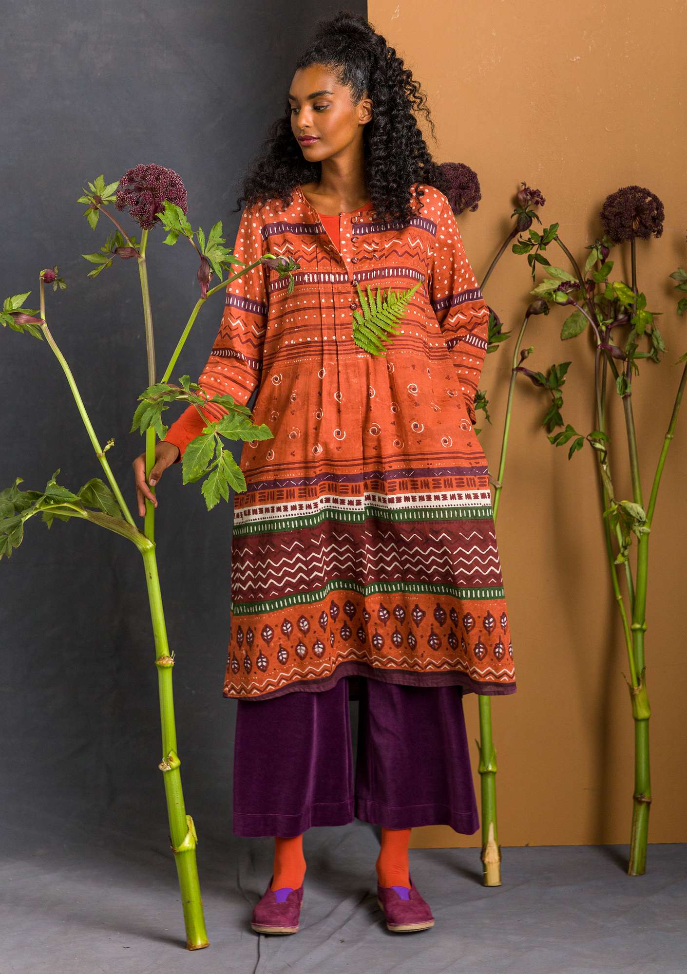 Vevd kjole «Madame Indigo» i økologisk bomull koppar