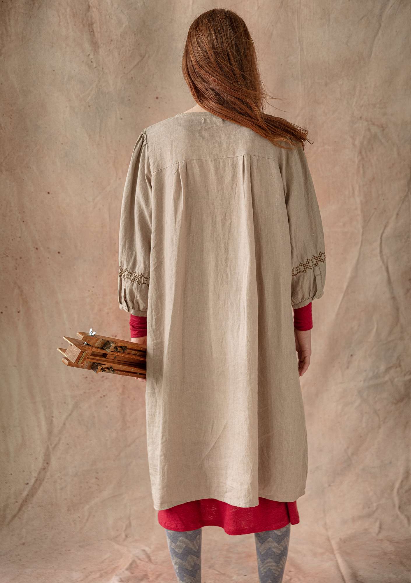 Longue chemise de peintre  Anna  en lin naturel foncé thumbnail