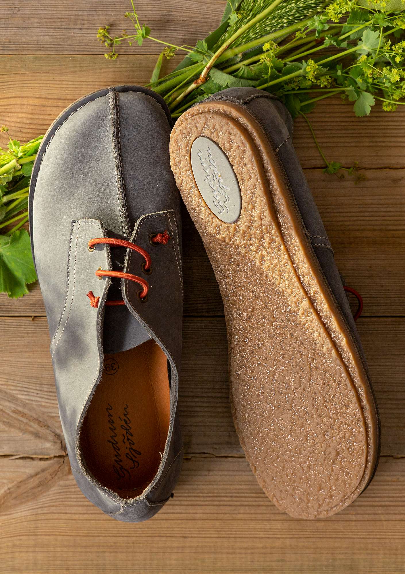 Chaussures de promenade en nubuck gris cendré thumbnail
