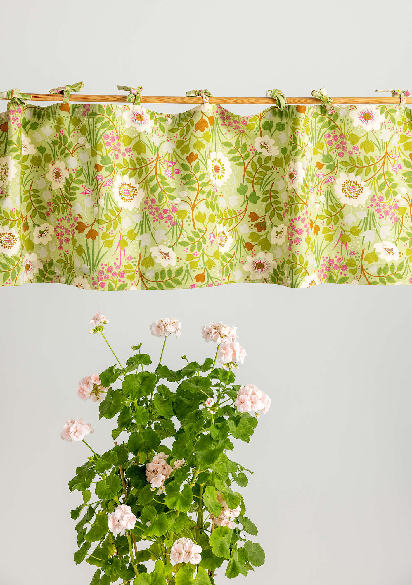 “Primavera” curtain valance in organic cotton apple green