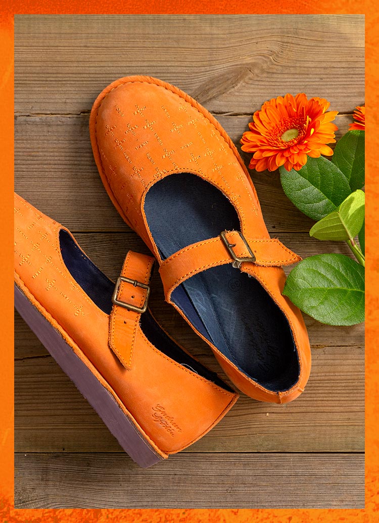 “Earth” nubuck strap shoes