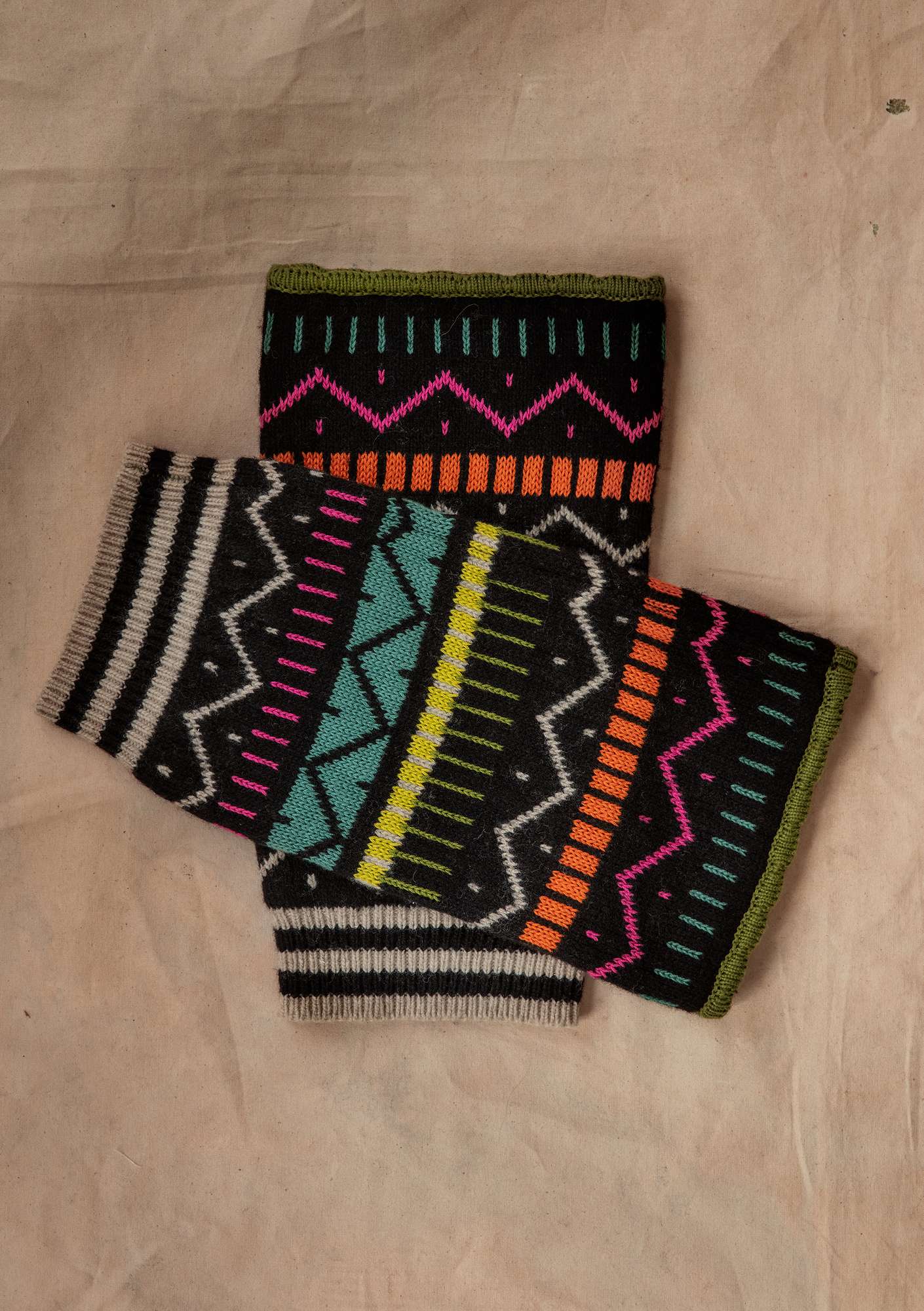 “Strikk” leg warmers in wool/hemp/recycled cotton black thumbnail