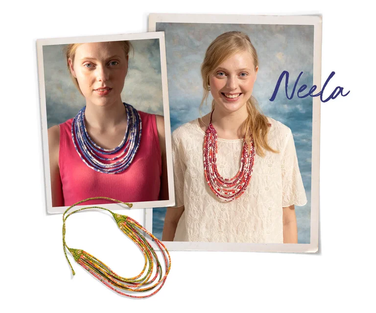 Ett kollage med två bilder på en kvinna som bär ett stort halsband i tyg från Gudrun Sjödén. I bilden finns också ett frilagt halsband och texten ”Neela”.