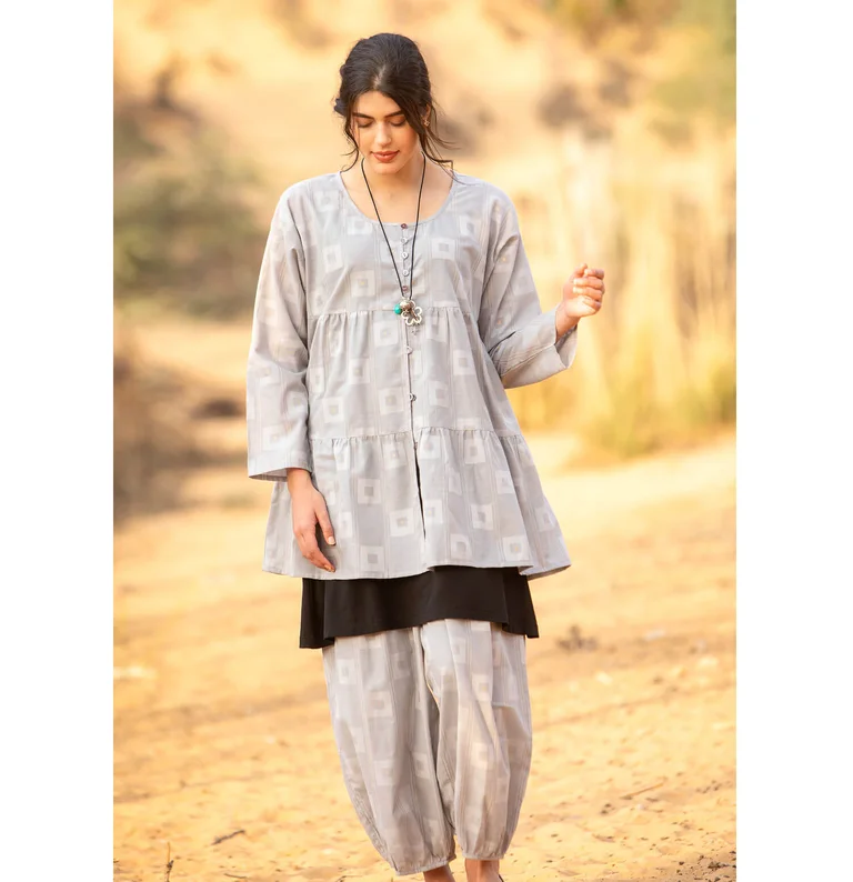 “Cirrus” artist’s blouse in organic cotton