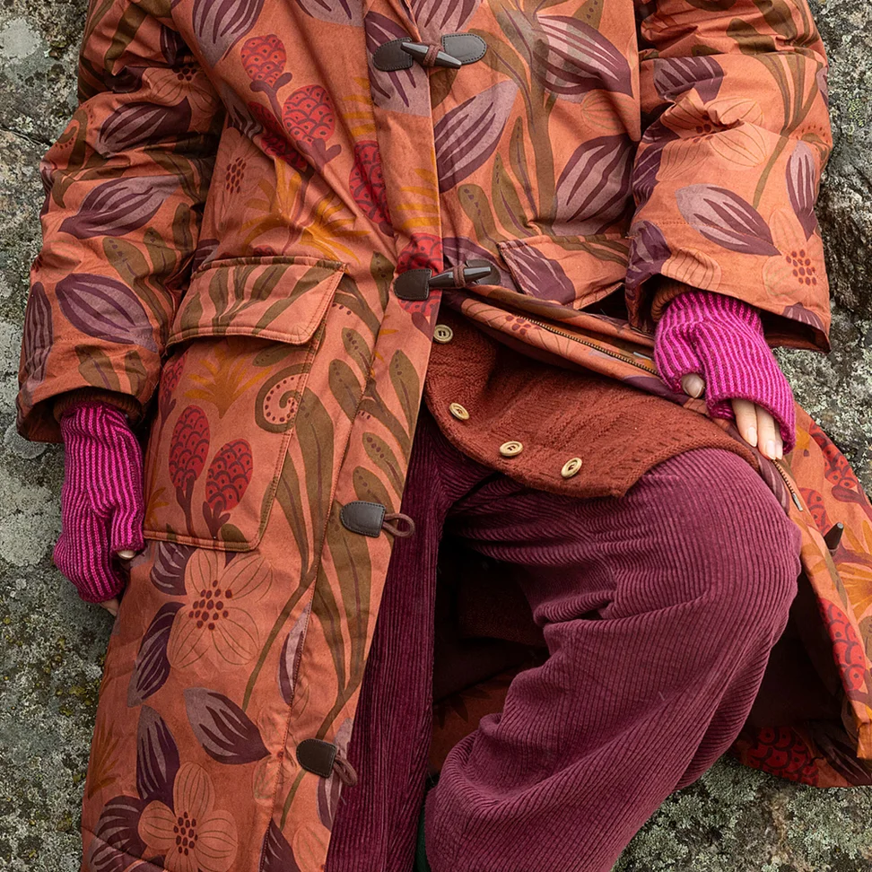 Fingerless gloves in lambswool/organic and recycled cotton - red cabbage/cerise