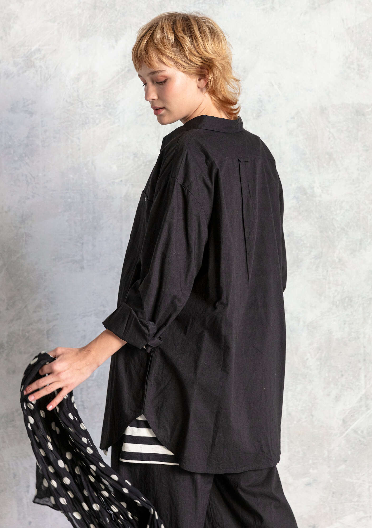 “Hi” woven shirt in organic cotton black thumbnail