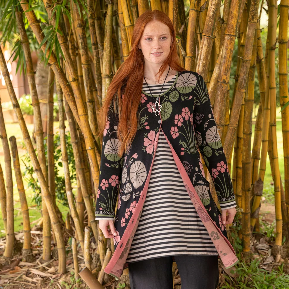 Lang strikkejakke «Täppa» i økologisk bomull - svart