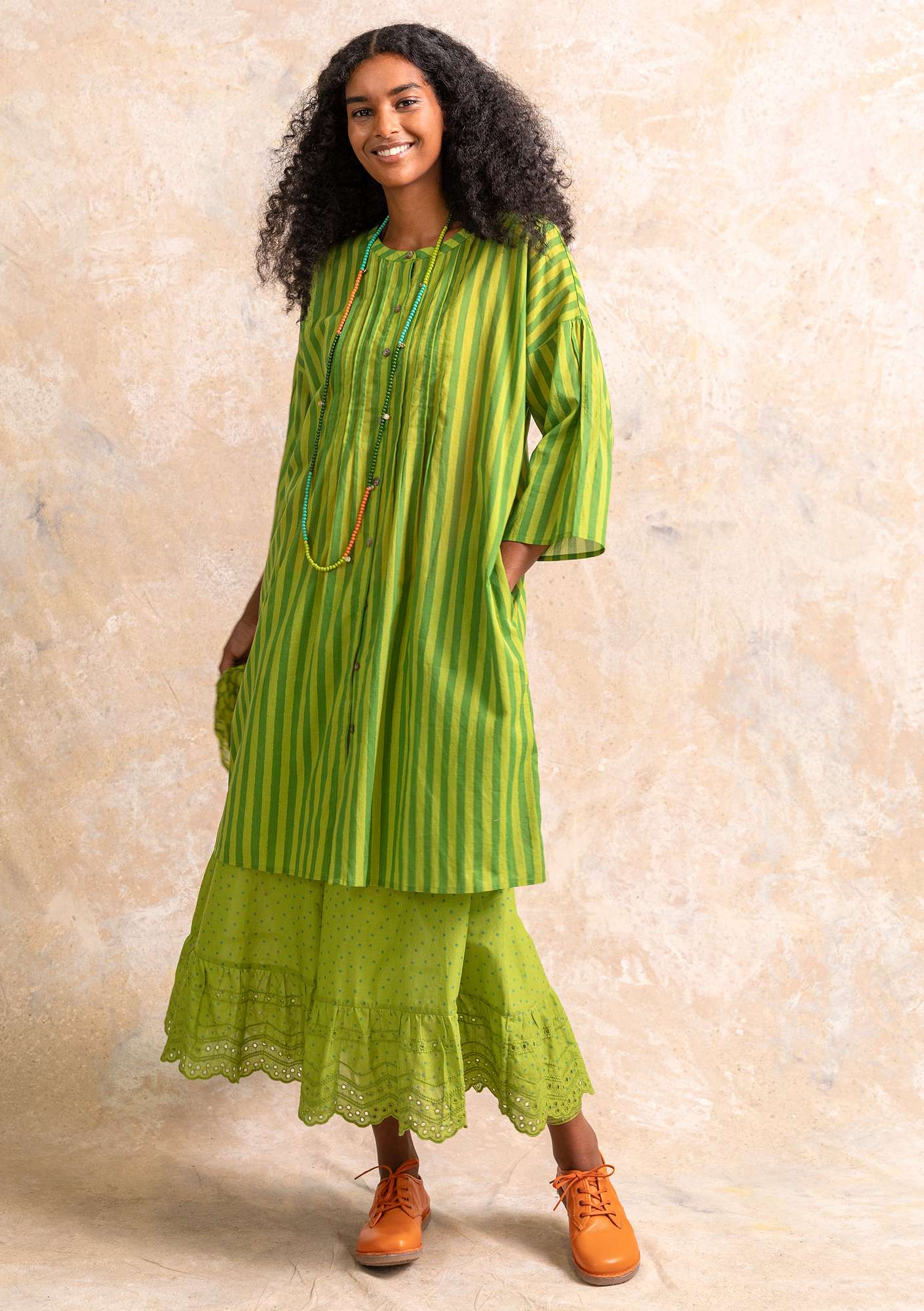 Vevd kjole «Serafina» i økologisk bomull kivi/mønstret thumbnail