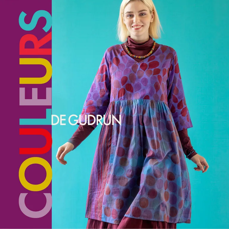 Une femme portant une robe violette à motif provenant de la collection Paris de Gudrun Sjödén.  