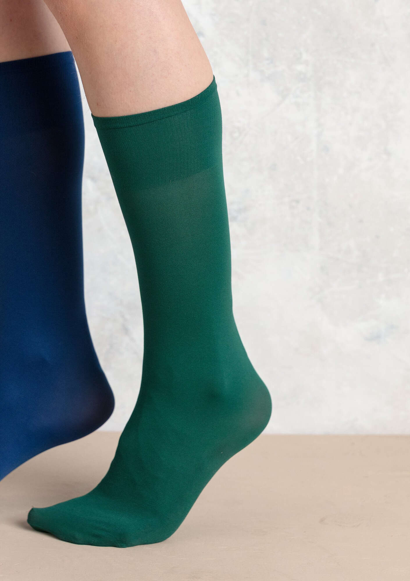 Solid-colour knee-highs in recycled polyamide bottle green