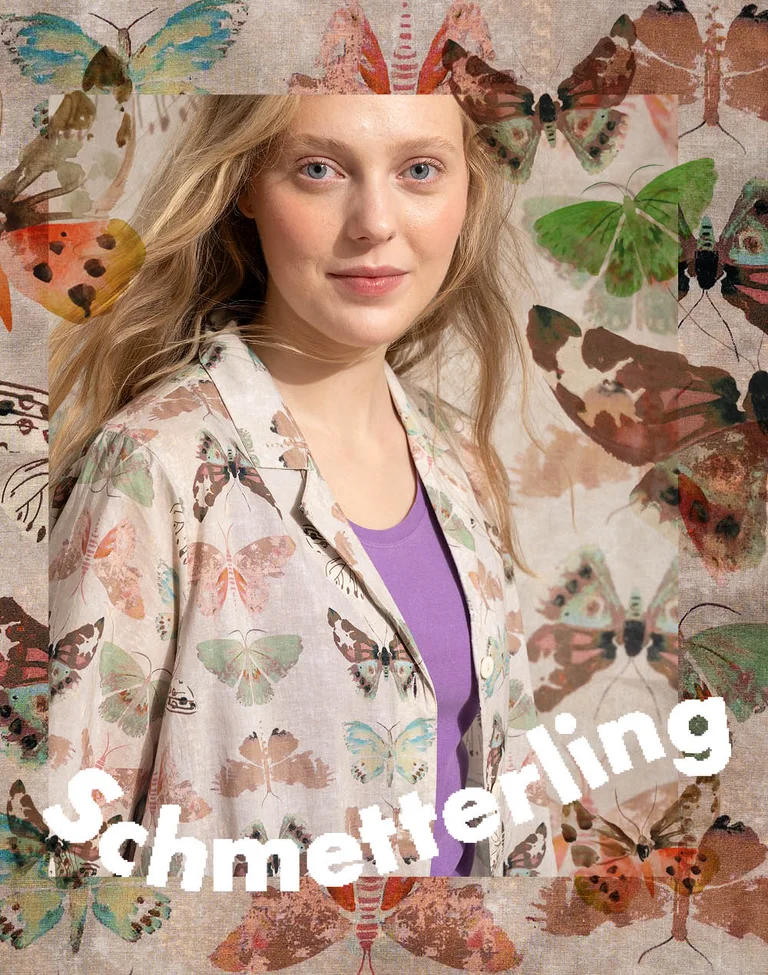 Eine Frau vor einem Hintergrund mit Schmetterlingen, im beigefarbenen Kleid mit Schmetterlingsmuster von Gudrun Sjödén.