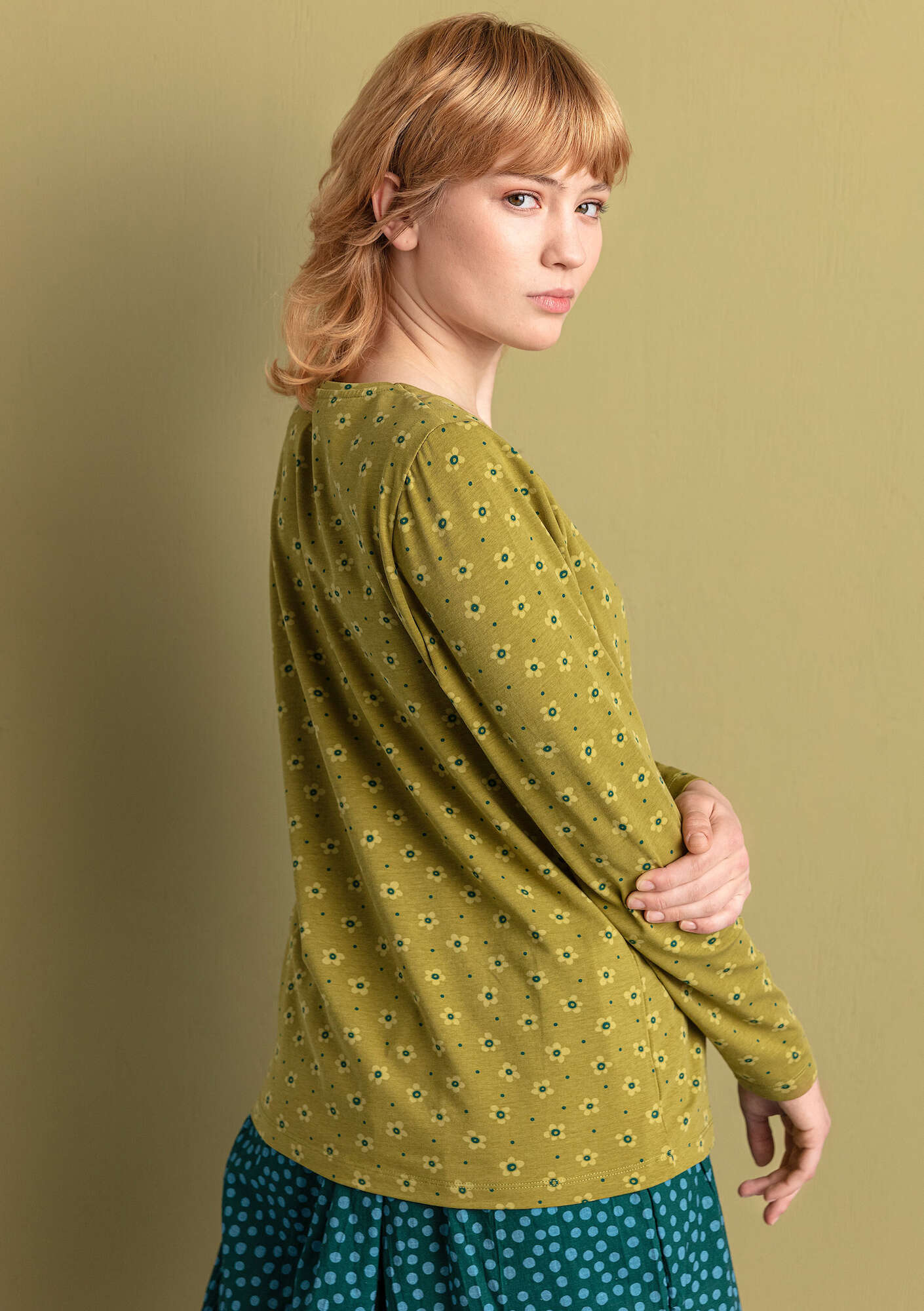 “Pytte” jersey top in organic cotton/spandex avocado/patterned