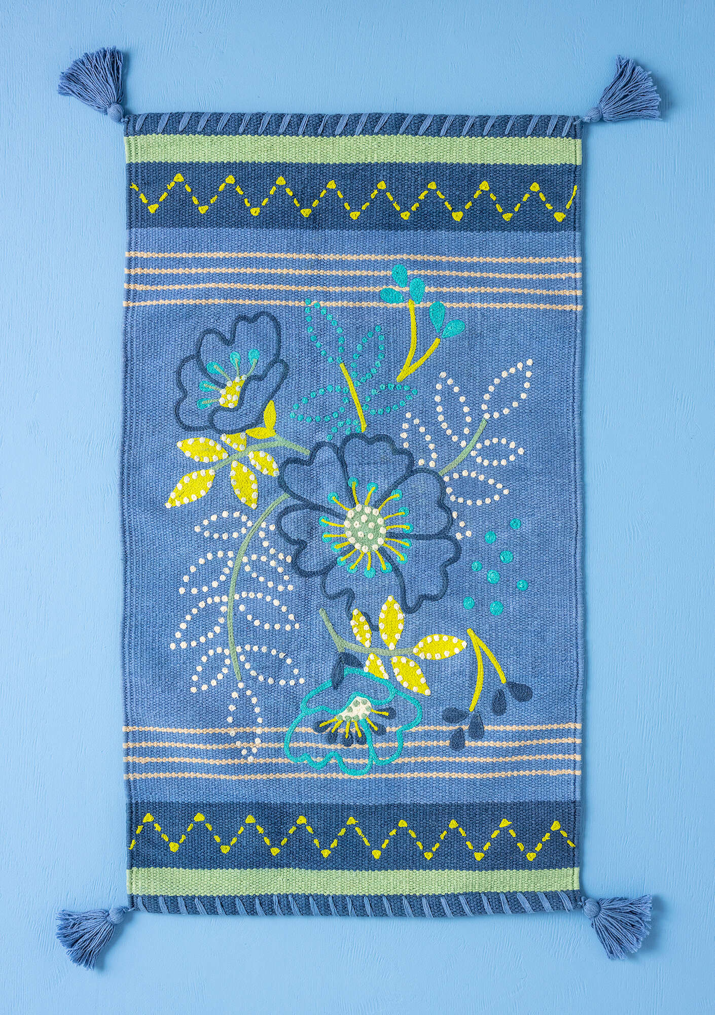 Embroidered “Vera” rug in organic cotton  flax blue