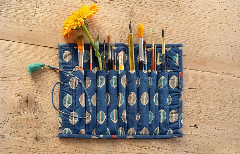 Un zoom sur une trousse bleue à motif signée Gudrun Sjödén. 