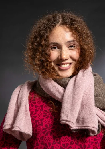 Stickad halsduk i alpackamix - rosa lupin