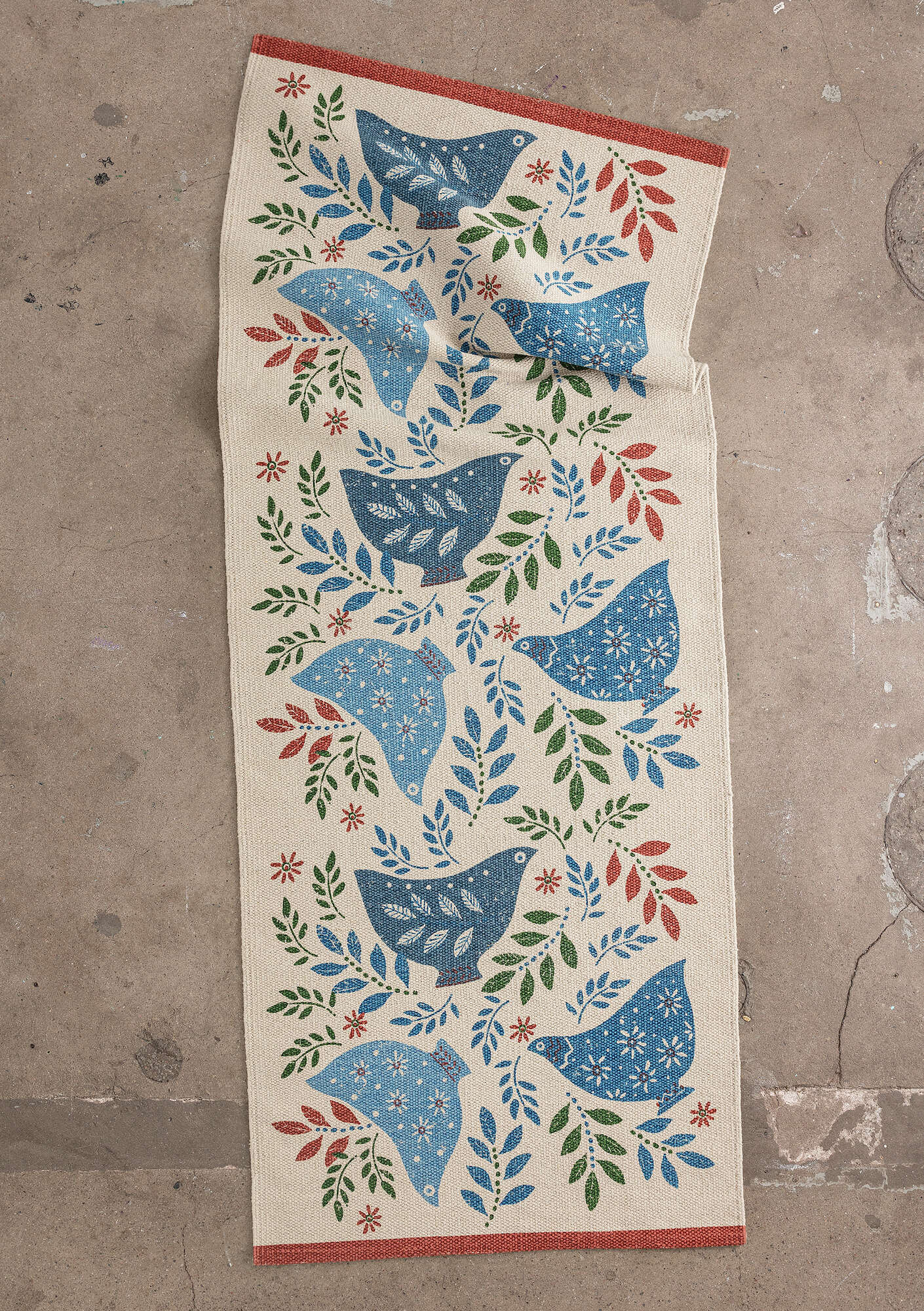 “Okarina” printed rug in organic cotton indigofera