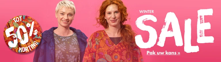 Twee vrouwen gekleed in kleurrijke kleding van Gudrun Sjödén.