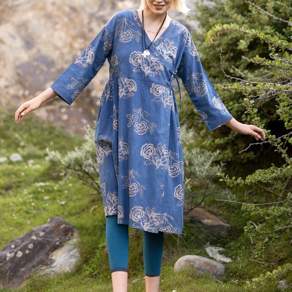 Vevd kjole «Rose hip» i økologisk bomull - indigo