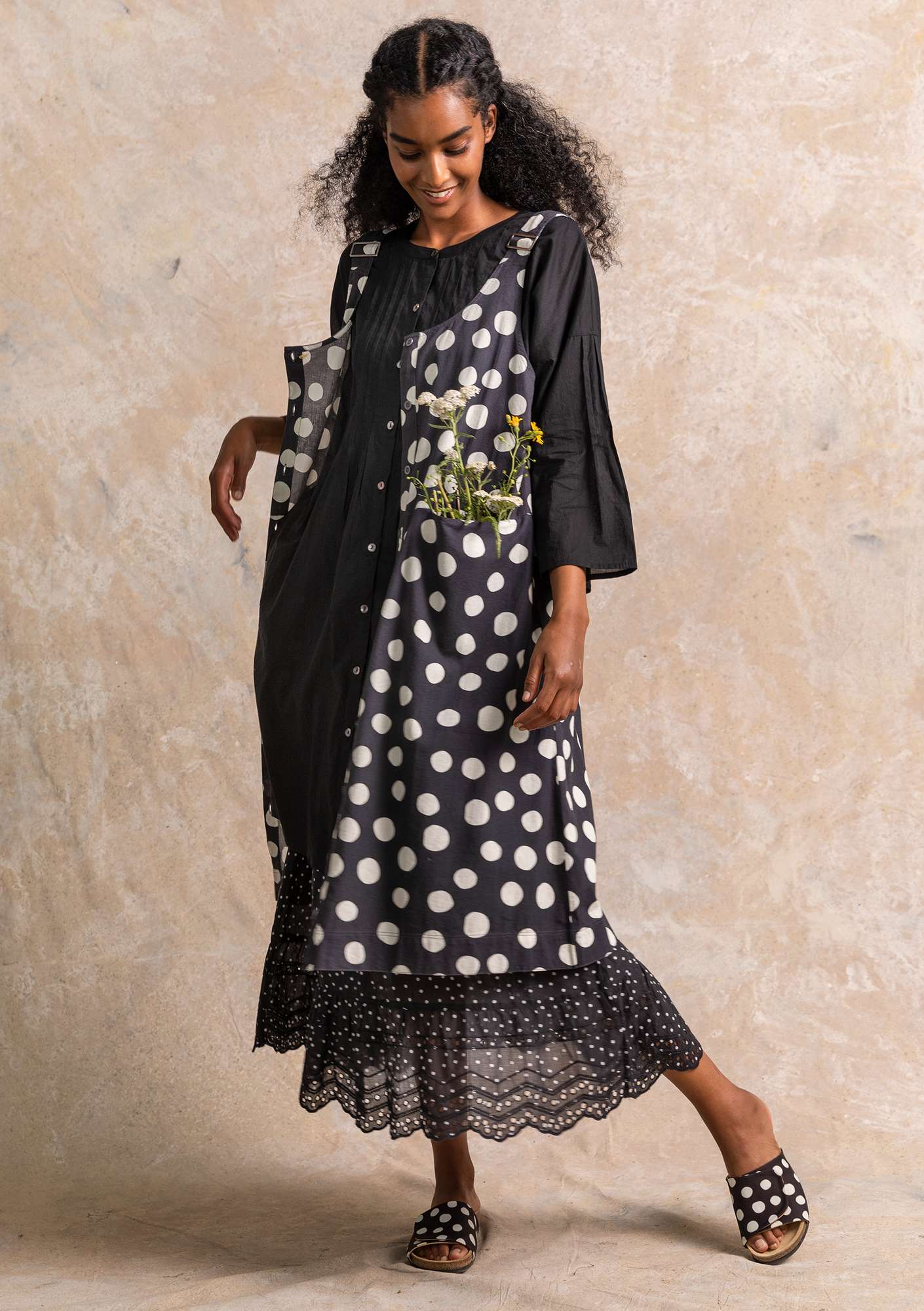 Vevd kjole «Serafina» i økologisk bomull svart thumbnail