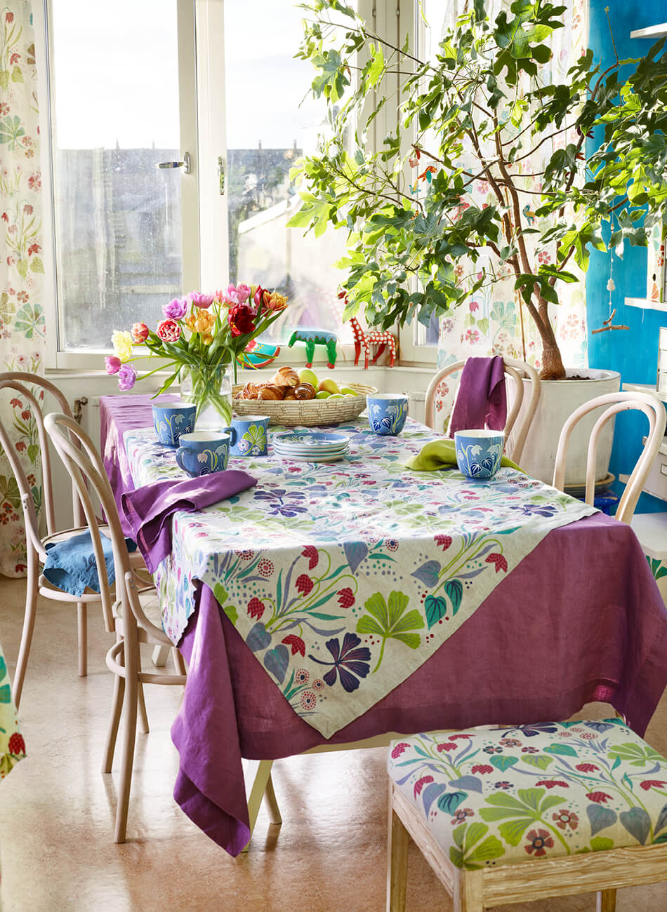 “Ängslilja” linen tablecloth