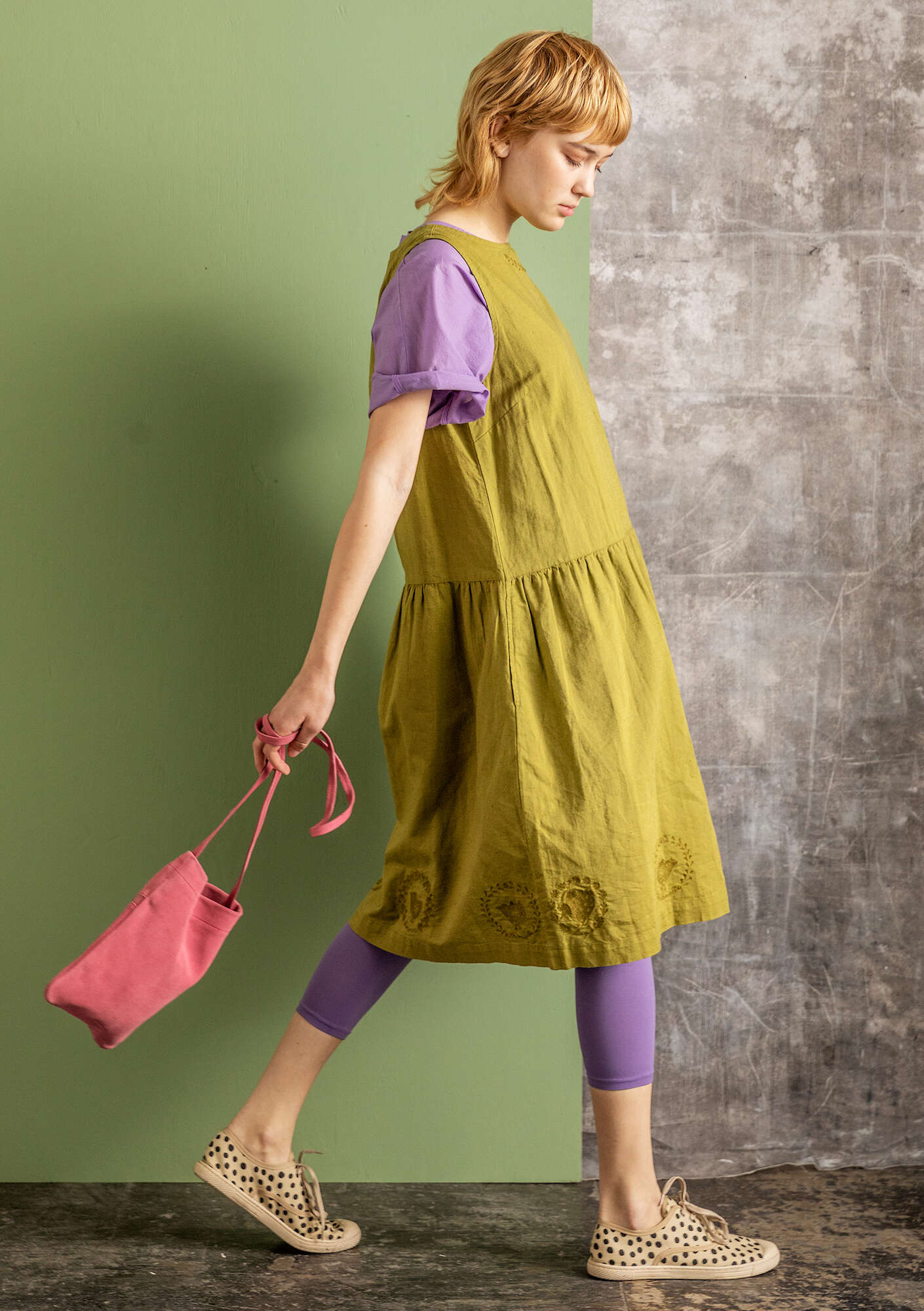 “Petronella” dress in woven organic cotton/linen meadow green