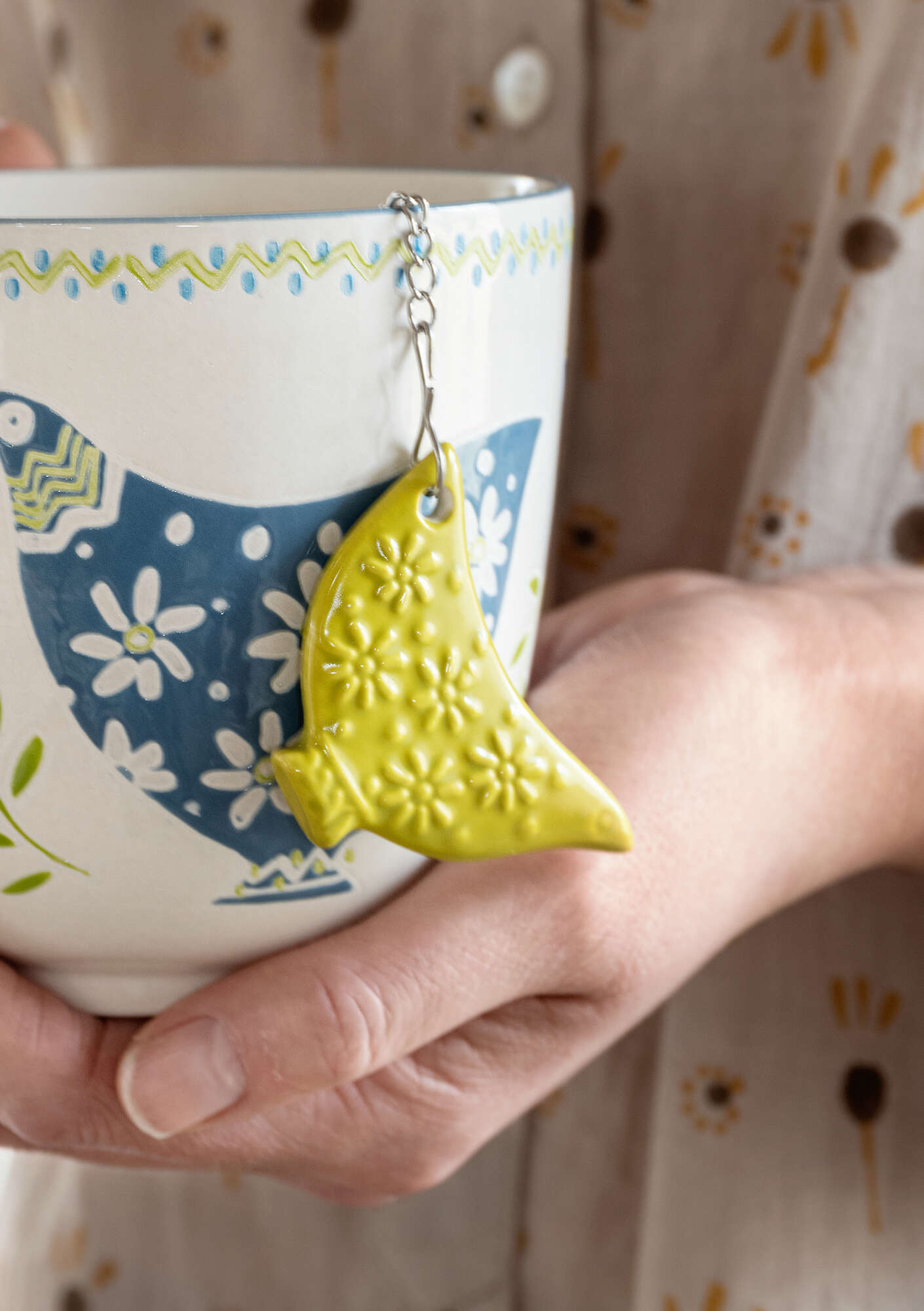 Tea strainer with ceramic bird avocado thumbnail