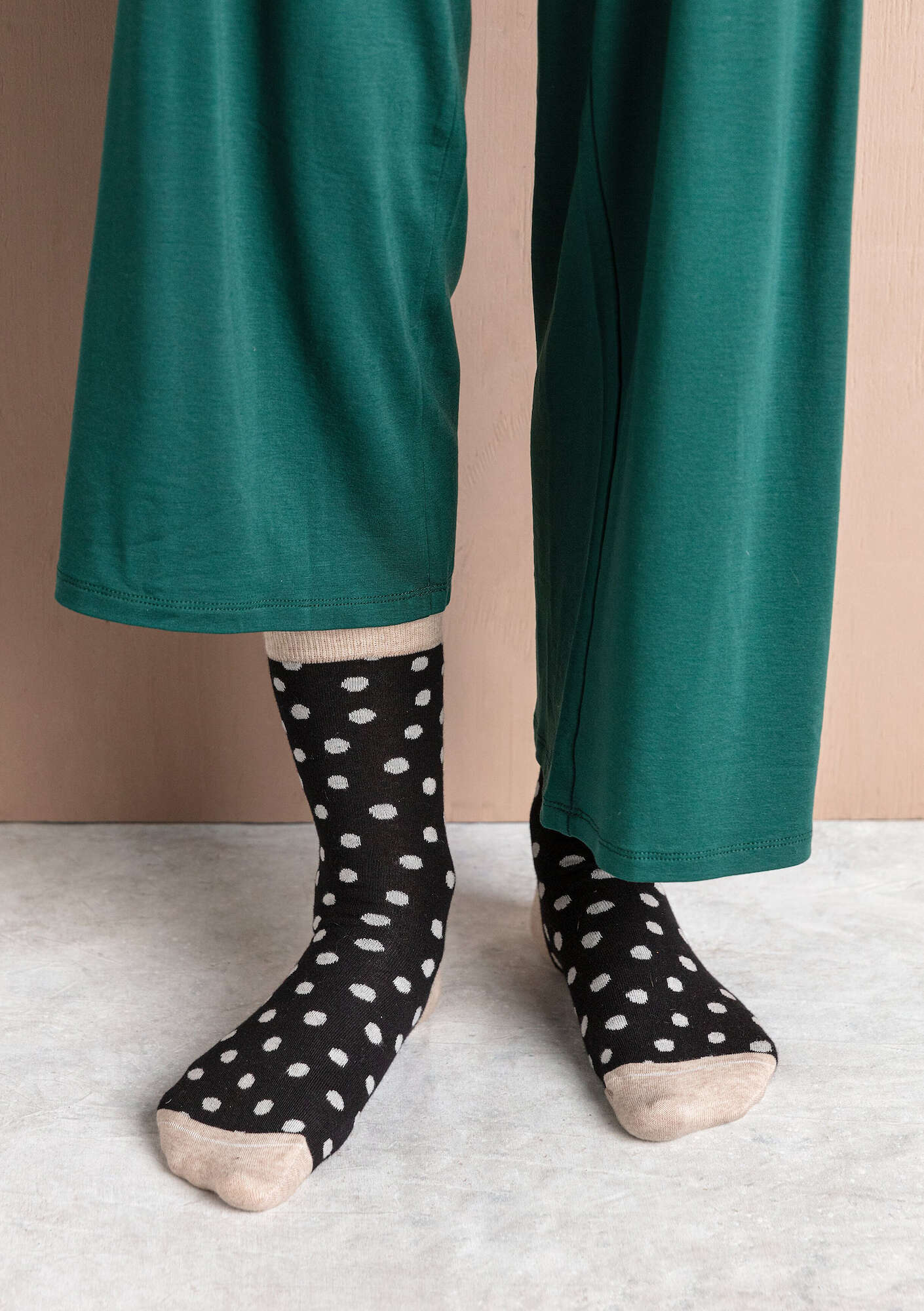 Pilkulliset sukat ekopuuvillaa musta thumbnail