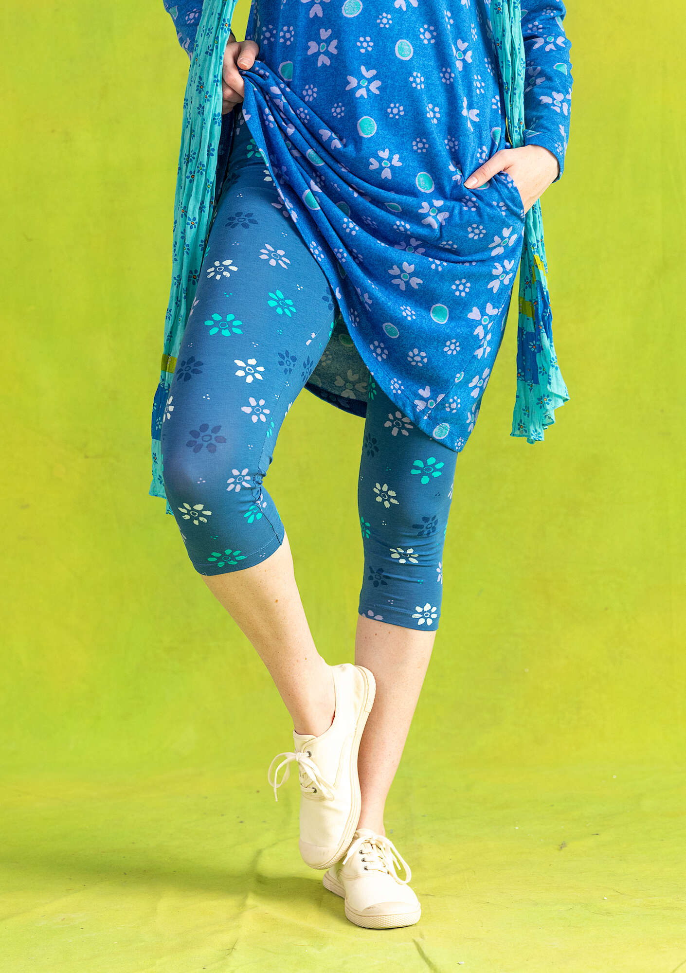 “Ester” capri leggings in organic cotton/elastane flax blue/patterned thumbnail