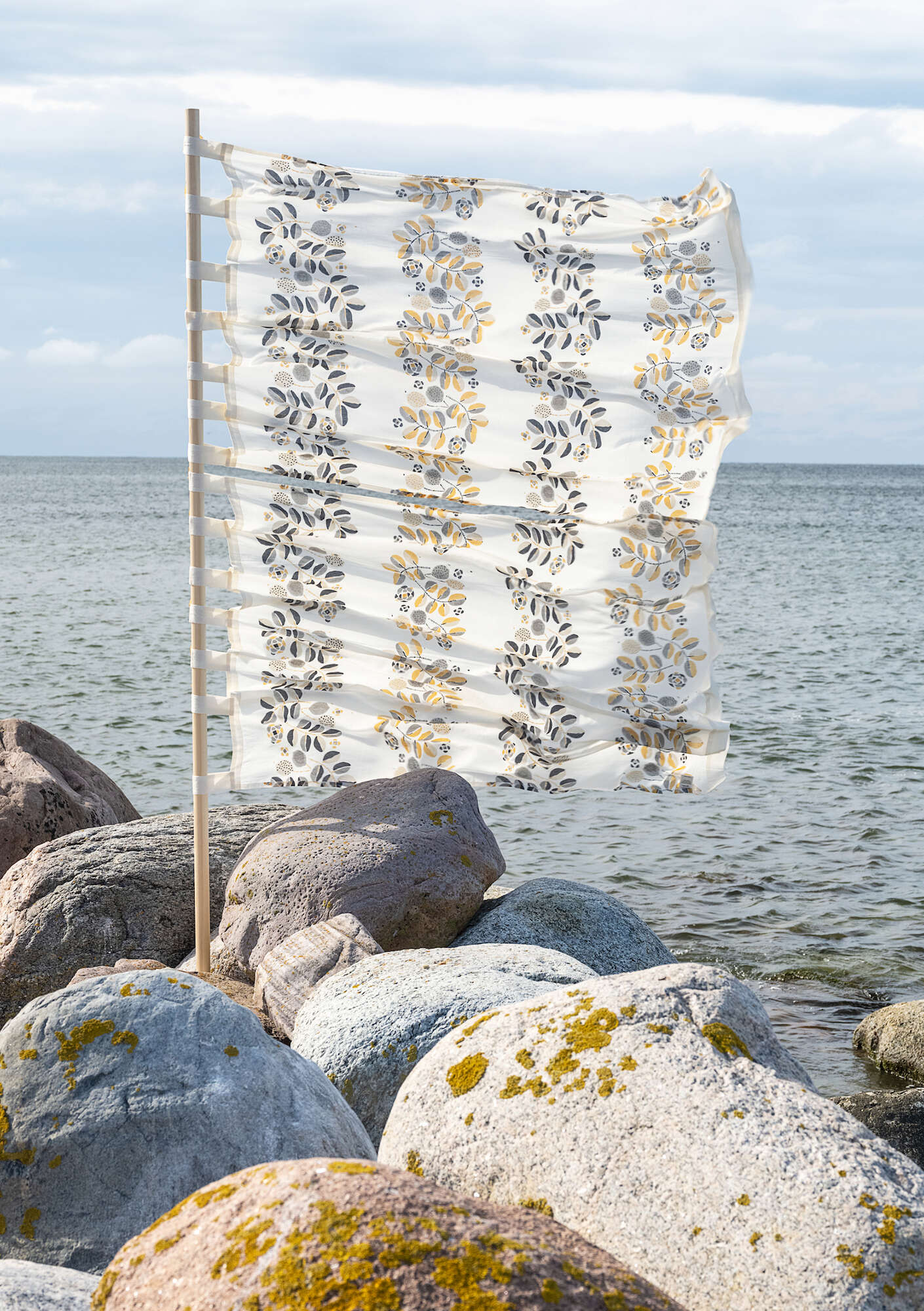  Kort blokktrykt gardin «Tulsi» i økologisk bomull askegrå