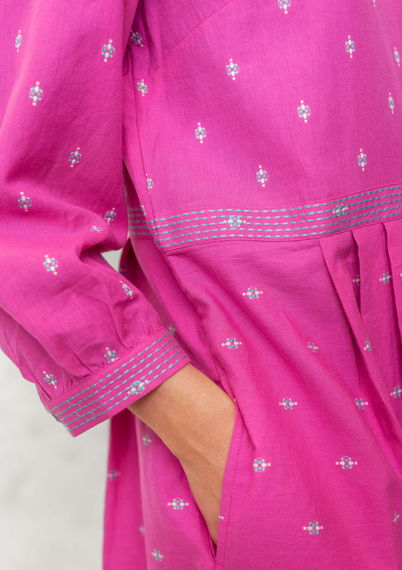 Robe tissée à motif  Signe  en coton bio rose sauvage thumbnail