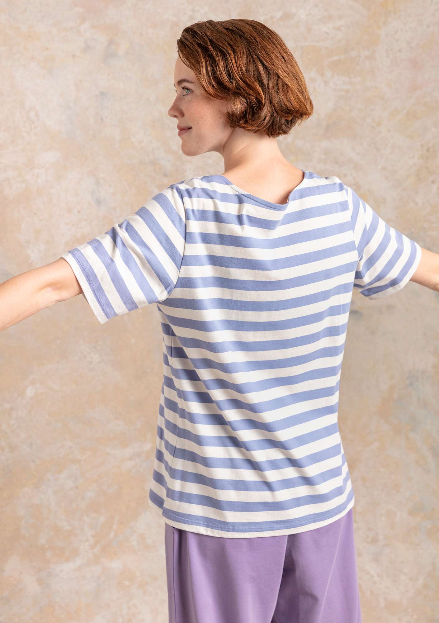 Gestreiftes T-Shirt aus Öko-Baumwolle lavendula-ungebleicht