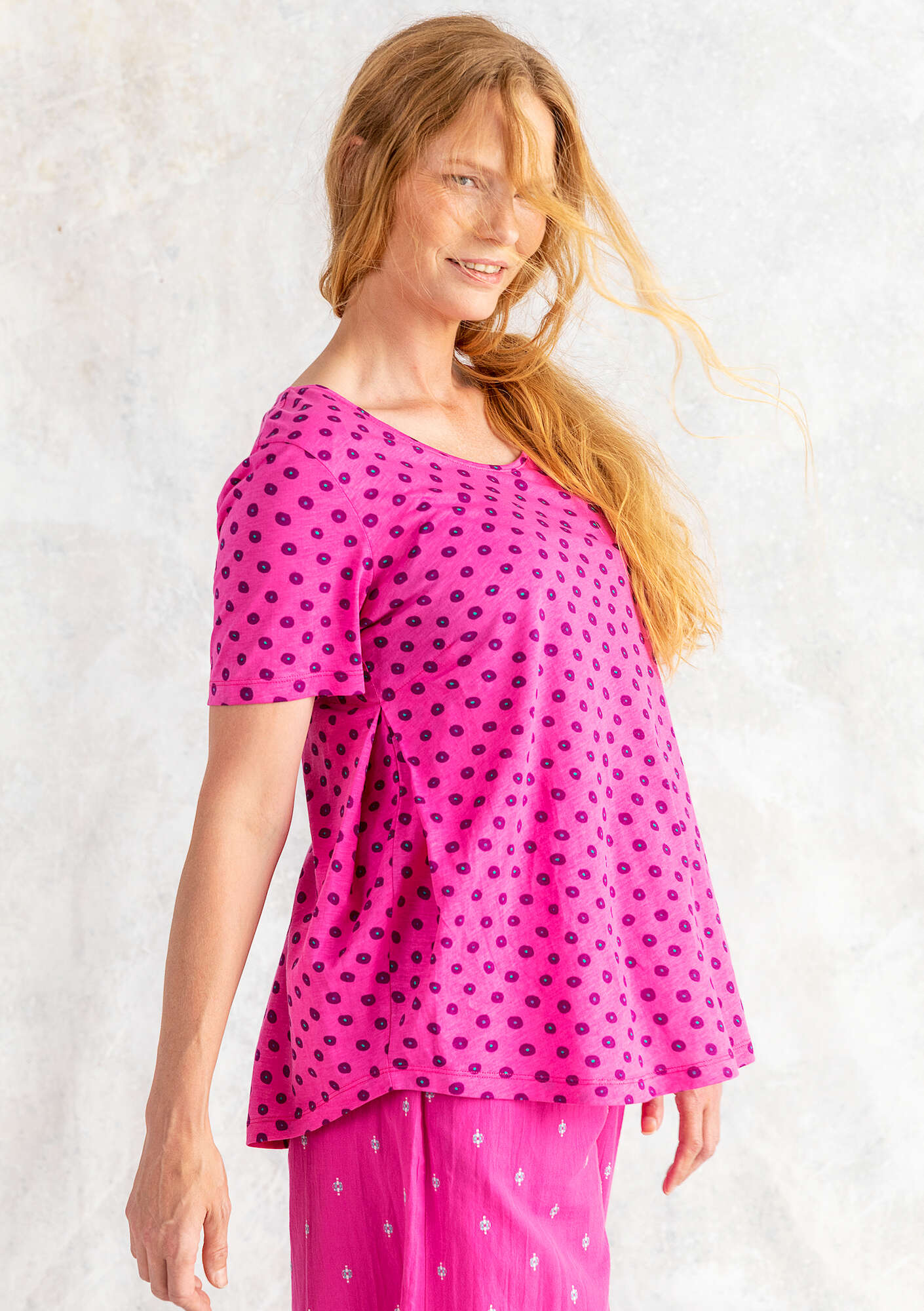 “Ines” short-sleeve jersey top in organic cotton wild rose/patterned thumbnail