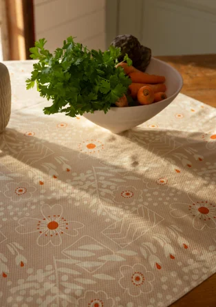 Gemusterte Tischdecke „Nemorosa“ aus Bio-Baumwolle - sandstein